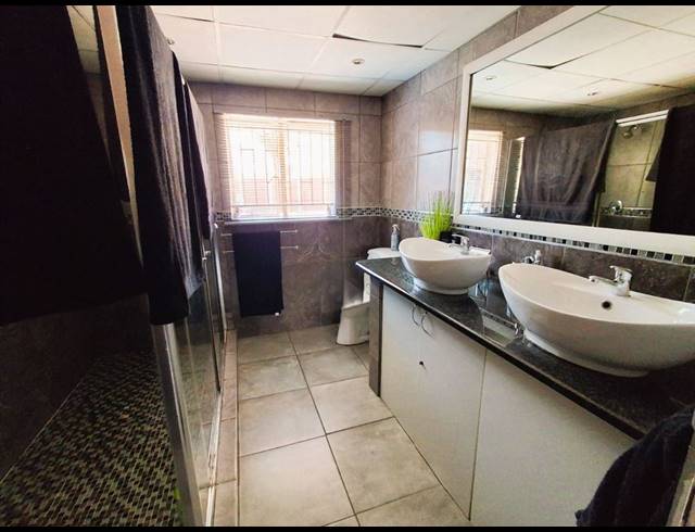3 BEDROOM FREEHOLD FOR SALE IN KEMPTON PARK EXT 2